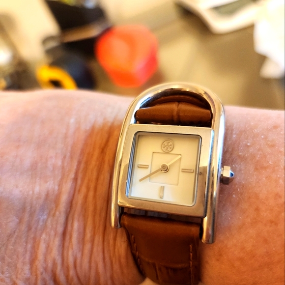 Tory Burch Women's Silver Watch Like New - Picture 6 of 6